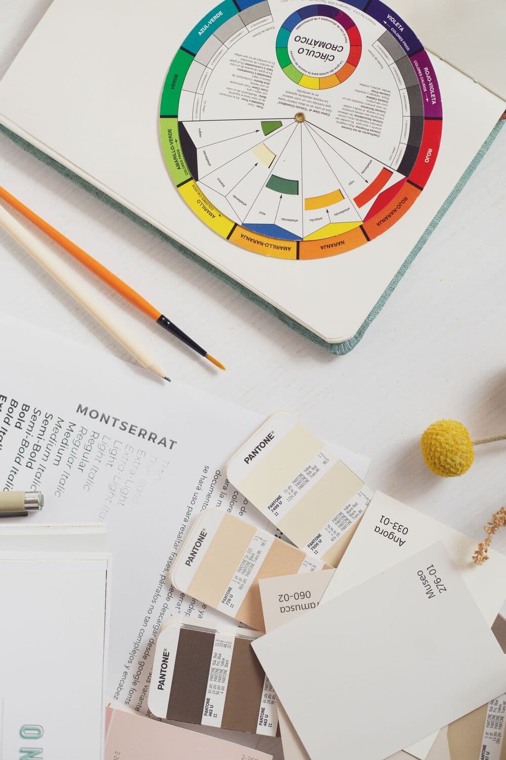 Nuancier, cercle chromatique et crayons sur un bureau de designer