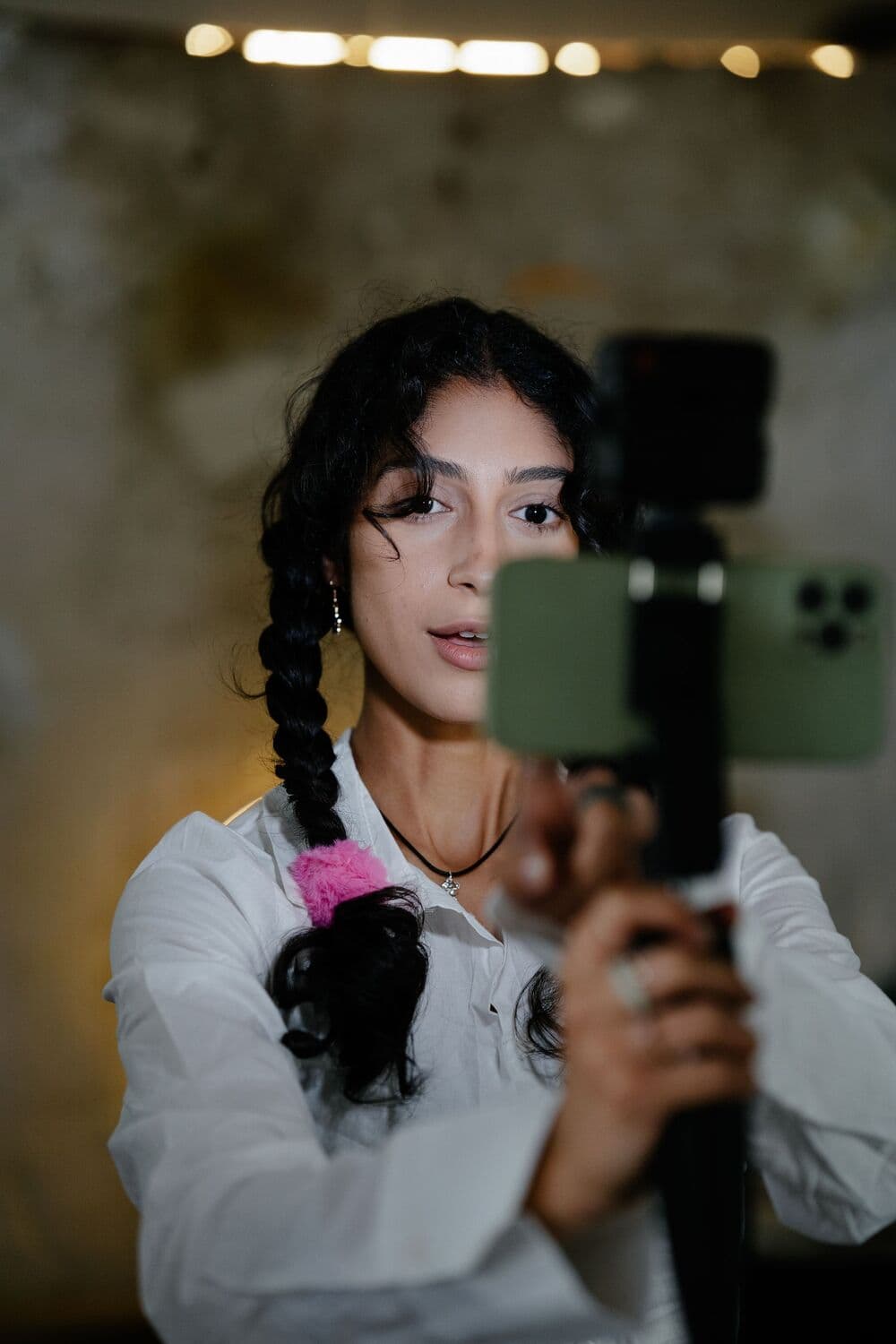 Créatrice filmant une vidéo avec son smartphone sur stabilisateur
