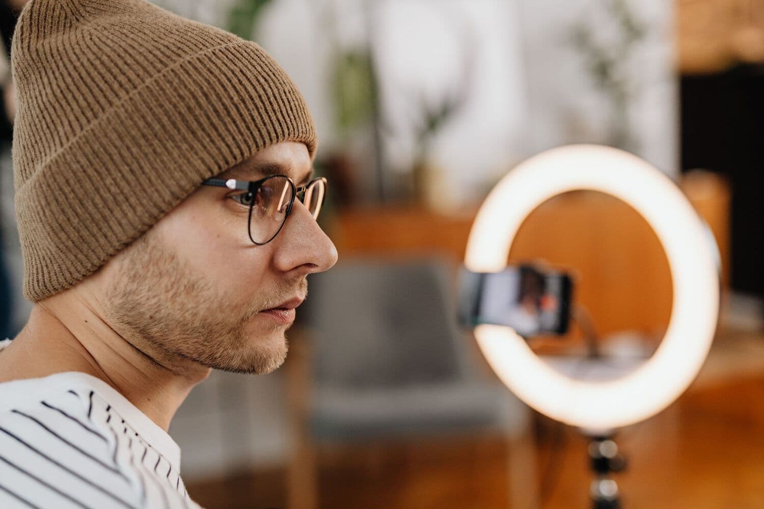 Créateur de contenu filmant avec un smartphone et un anneau lumineux