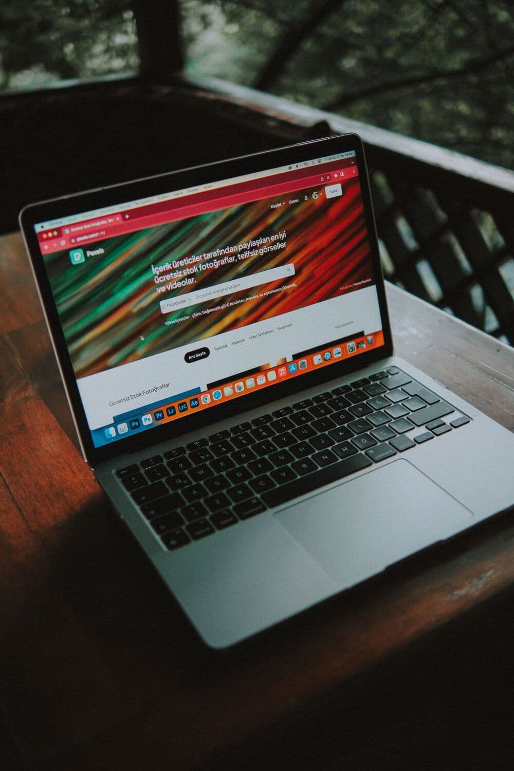 Un site web affiché sur un ordinateur portable, près d'une fenêtre